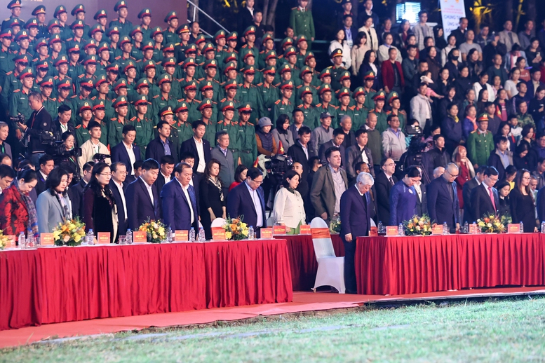 Thủ tướng kêu gọi chung sức đồng lòng, đồng cam cộng khổ, chia sẻ với đồng bào miền Trung- Ảnh 1.