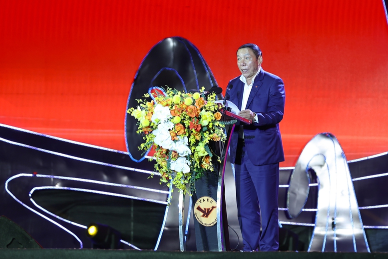 Thủ tướng kêu gọi chung sức đồng lòng, đồng cam cộng khổ, chia sẻ với đồng bào miền Trung- Ảnh 5.