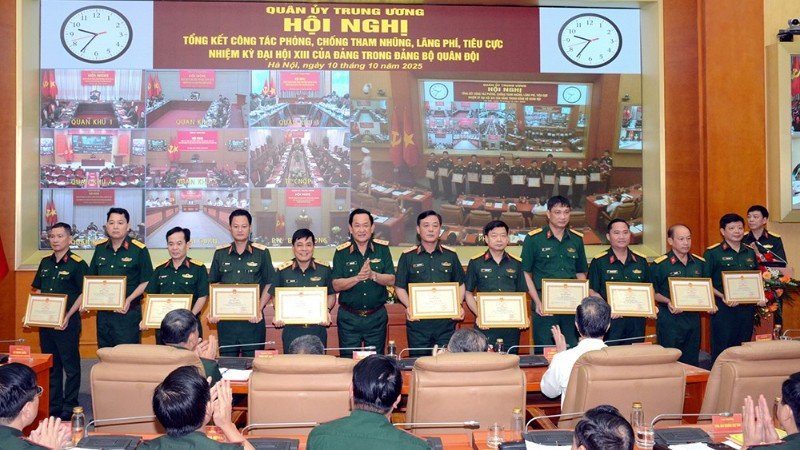 Thượng tướng Võ Minh Lương trao Bằng khen tặng các tập thể, cá nhân có thành tích xuất sắc trong việc triển khai, tổ chức thực hiện công tác phòng, chống tham nhũng, lãng phí, tiêu cực nhiệm kỳ Đại hội XIII của Đảng trong Đảng bộ Quân đội