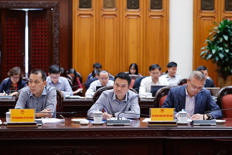 Thủ tướng Phạm Minh Chính: Xăng dầu và năng lượng cho sản xuất, tiêu dùng được bảo đảm- Ảnh 8. Thủ tướng Phạm Minh Chính: Xăng dầu và năng lượng cho sản xuất, tiêu dùng được bảo đảm- Ảnh 8.