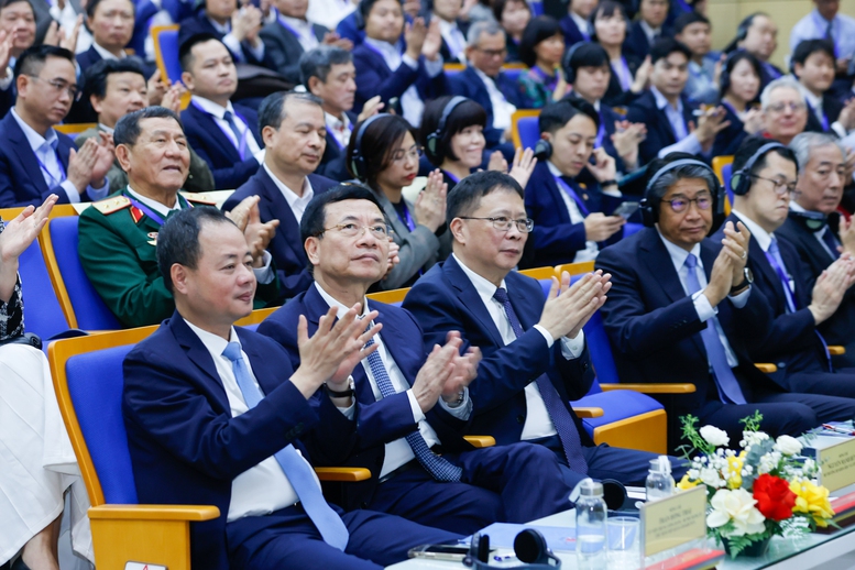 Thủ tướng dự Diễn đàn tầm nhìn vũ trụ Việt Nam - Nhật Bản và khánh thành Trung tâm Vũ trụ Việt Nam- Ảnh 8. Thủ tướng dự Diễn đàn tầm nhìn vũ trụ Việt Nam - Nhật Bản và khánh thành Trung tâm Vũ trụ Việt Nam- Ảnh 8.