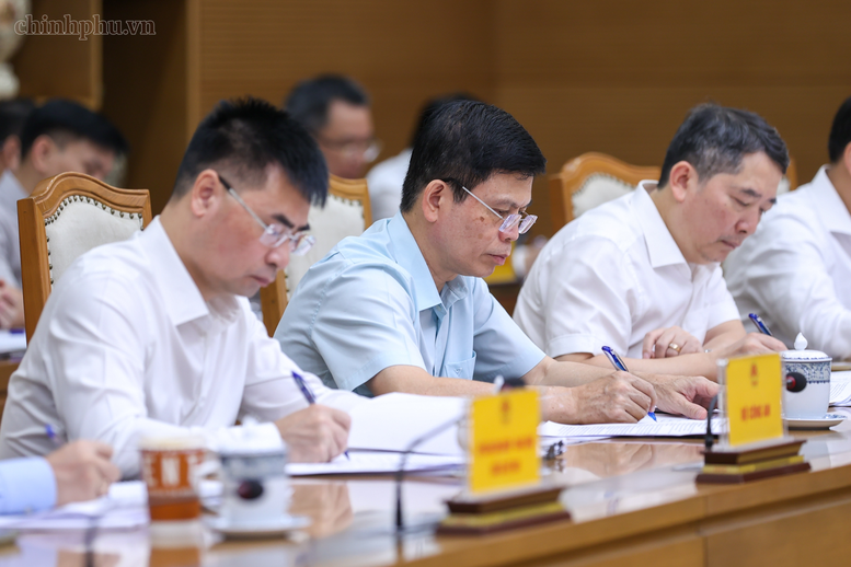 Thủ tướng: Cắt giảm tối đa các khâu trung gian, giảm chi phí, bảo đảm đủ xăng dầu trong mọi tình huống- Ảnh 7.