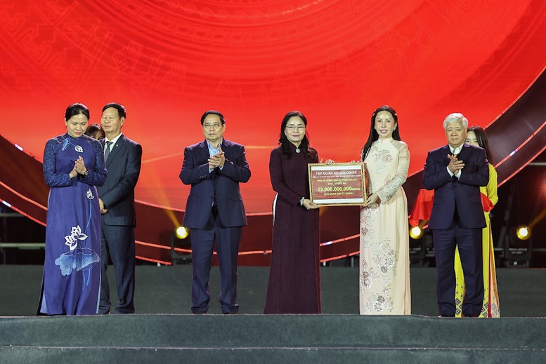 Thủ tướng kêu gọi chung sức đồng lòng, đồng cam cộng khổ, chia sẻ với đồng bào miền Trung- Ảnh 6.