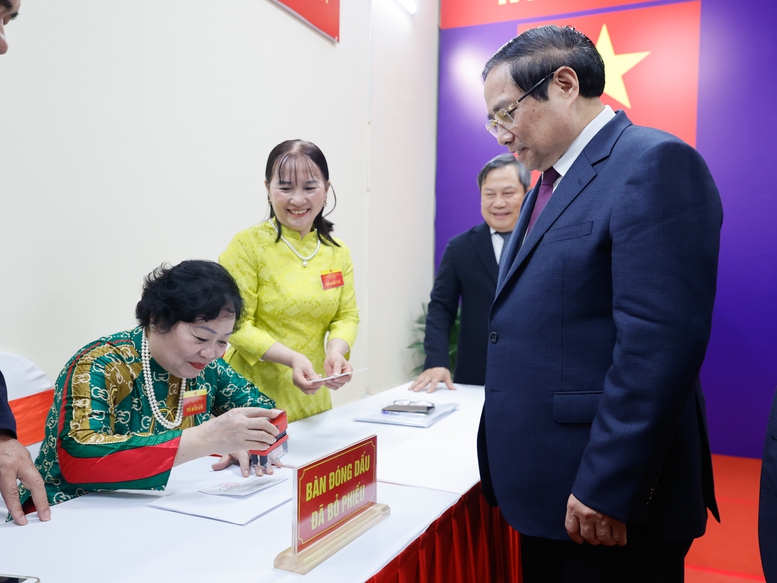Thủ tướng Phạm Minh Chính cùng cử tri bỏ phiếu bầu cử tại phường Tây Hồ, Hà Nội- Ảnh 6.