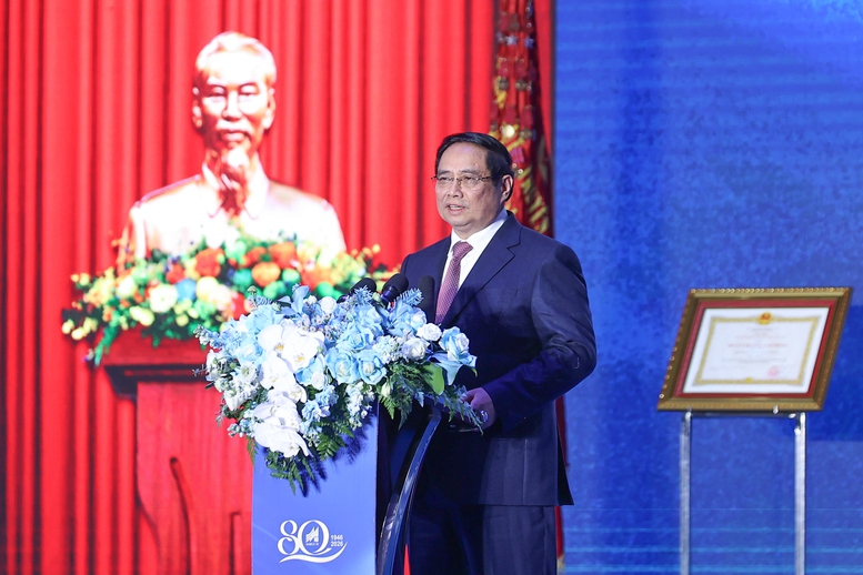 Thủ tướng: Ph&aacute;t triển ng&agrave;nh c&ocirc;ng nghiệp thời trang, biến dệt may Việt Nam th&agrave;nh thương hiệu to&agrave;n cầu- Ảnh 8.