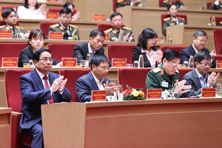 Thủ tướng: Kết hợp chặt chẽ giữa ph&aacute;t triển KTXH với bảo đảm quốc ph&ograve;ng, an ninh v&ugrave;ng ĐBSCL- Ảnh 2.