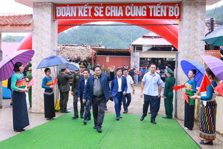 Thủ tướng: Từng ngôi trường mới nơi biên giới sẽ là nơi gieo con chữ, ươm mầm tri thức, thắp sáng ước mơ, hiện thực hóa khát vọng- Ảnh 1.
