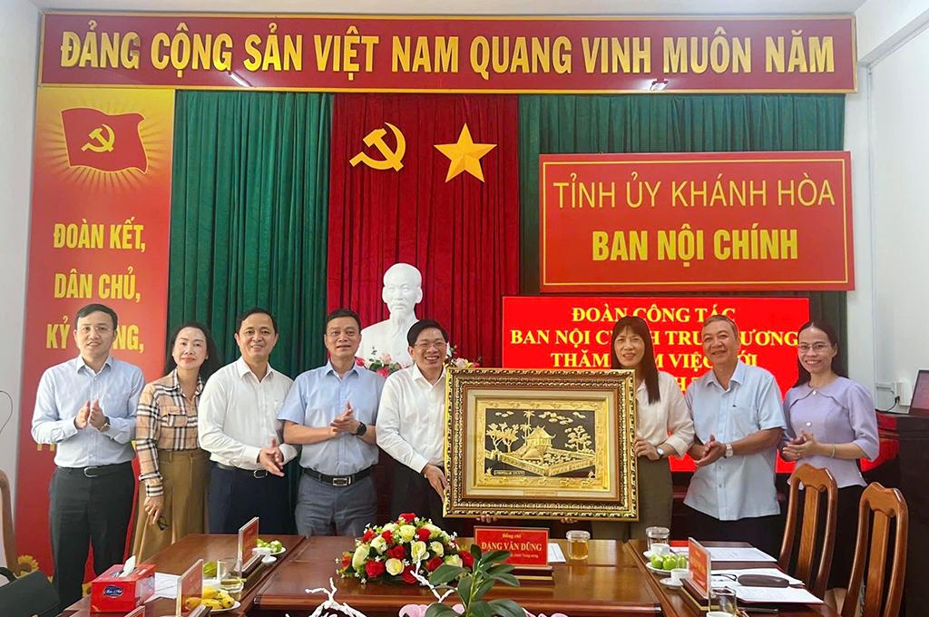 Đồng chí Đặng Văn Dũng, Phó Trưởng Ban Nội chính Trung ương trao quà tặng Ban Nội chính Tỉnh ủy Khánh Hòa
