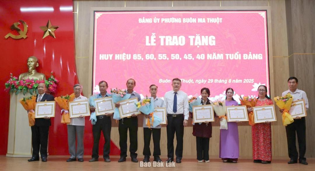 Phó Bí thư Đảng ủy, Chủ tịch UBND phường Buôn Ma Thuột Nguyễn Thanh Vũ trao huy hiệu Đảng cho các đảng viên.