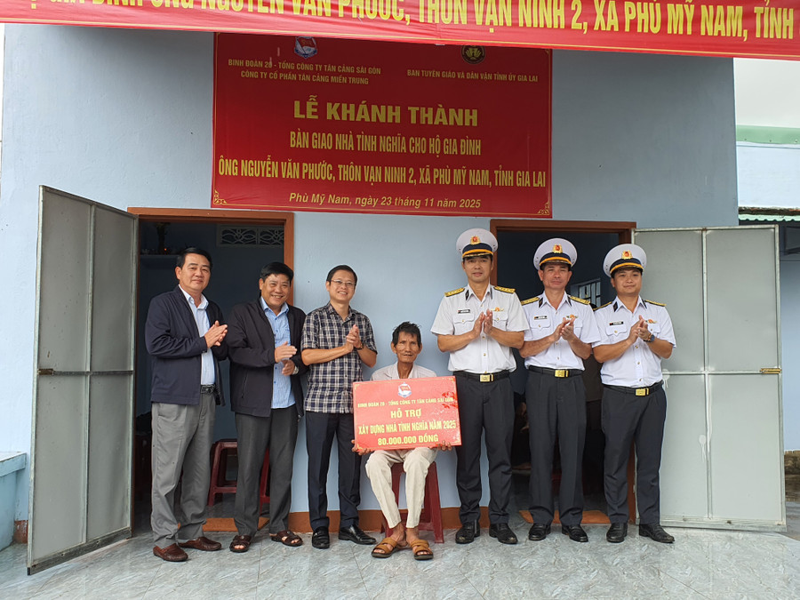 Công ty Cổ phần Tân Cảng miền Trung trao số tiền hỗ trợ xây dựng nhà 80 triệu đồng cho gia đình ông Nguyễn Văn Phước. Ảnh: Kim Hường h4.jpg
