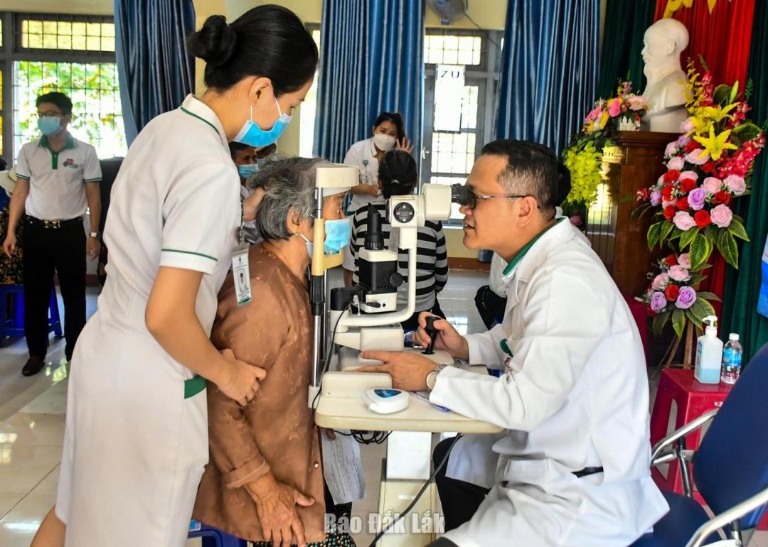 Kh&aacute;m mắt cho người d&acirc;n.