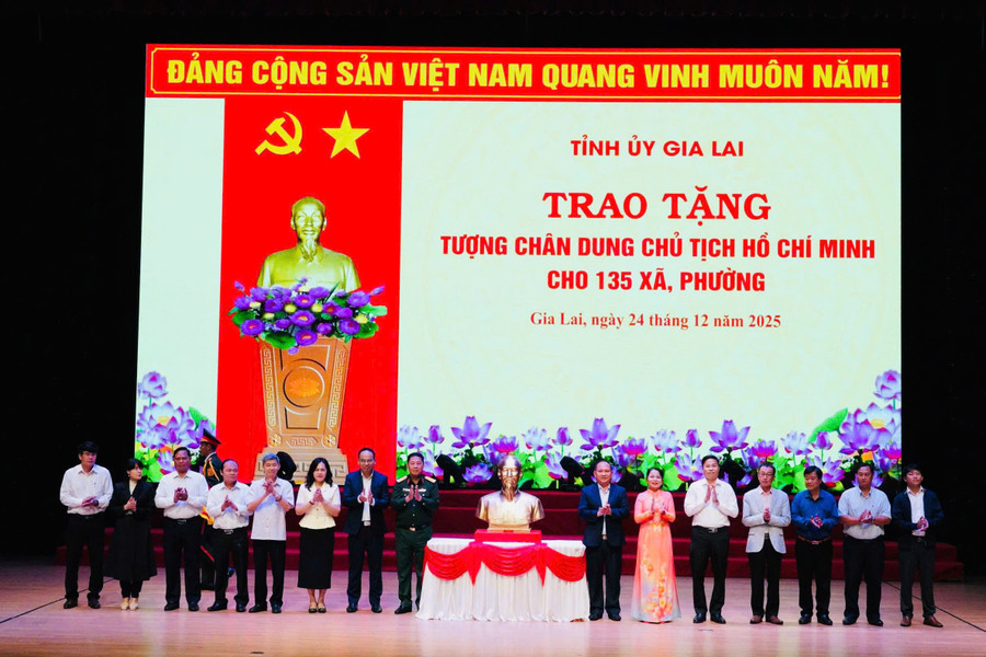 L&atilde;nh đạo tỉnh Gia Lai tặng tượng Chủ tịch Hồ Ch&iacute; Minh cho đại diện l&atilde;nh đạo c&aacute;c x&atilde;, phường tr&ecirc;n địa b&agrave;n tỉnh. Ảnh: N.H