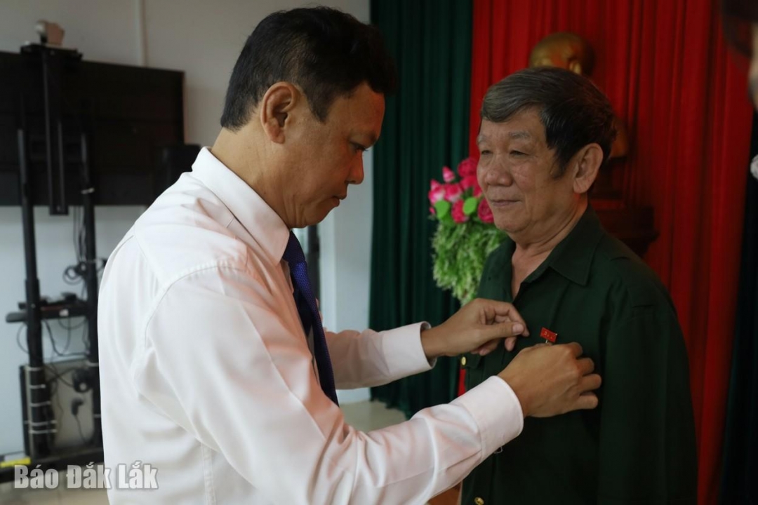 Bí thư Đảng ủy xã Phan Xuân Hạnh trao Huy hiệu 45 năm tuổi Đảng tặng đảng viên Lê Văn Nên, sinh hoạt tại Chi bộ thôn Mỹ Lệ Đông.