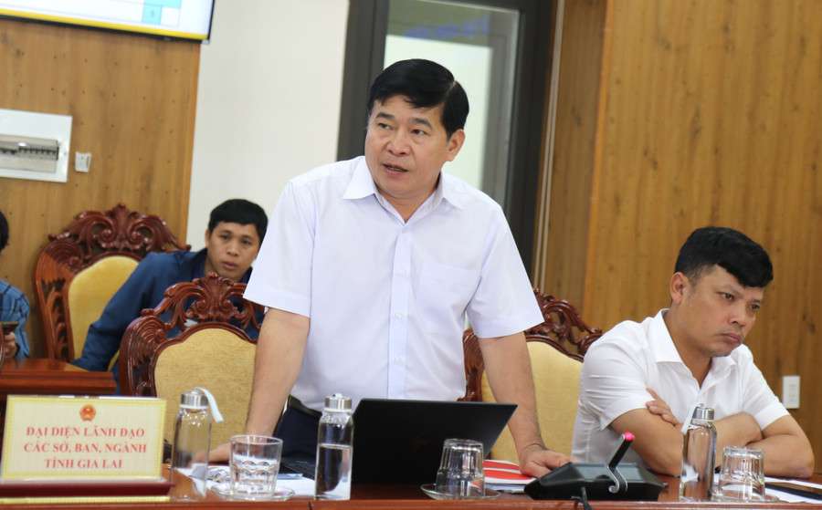 Phó Giám đốc Sở Tài chính Nguyễn Văn Châu thông tin về việc rút ngắn thời gian thực hiện các thủ tục cấp giấy chứng nhận thành lập doanh nghiệp mới và các dự án đầu tư. Ảnh: Tiến Sỹ 2a.jpg