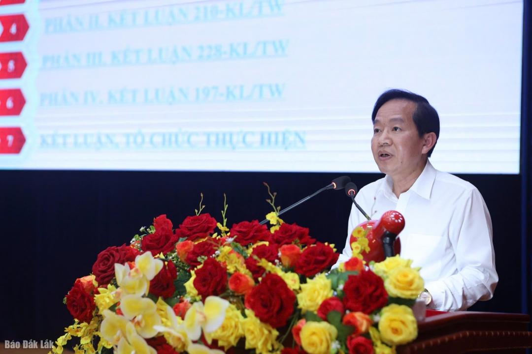 Ph&oacute; Trưởng Ban Thường trực Ban Tổ chức Tỉnh ủy Lưu Vĩnh Hưng qu&aacute;n triệt c&aacute;c kết luận.