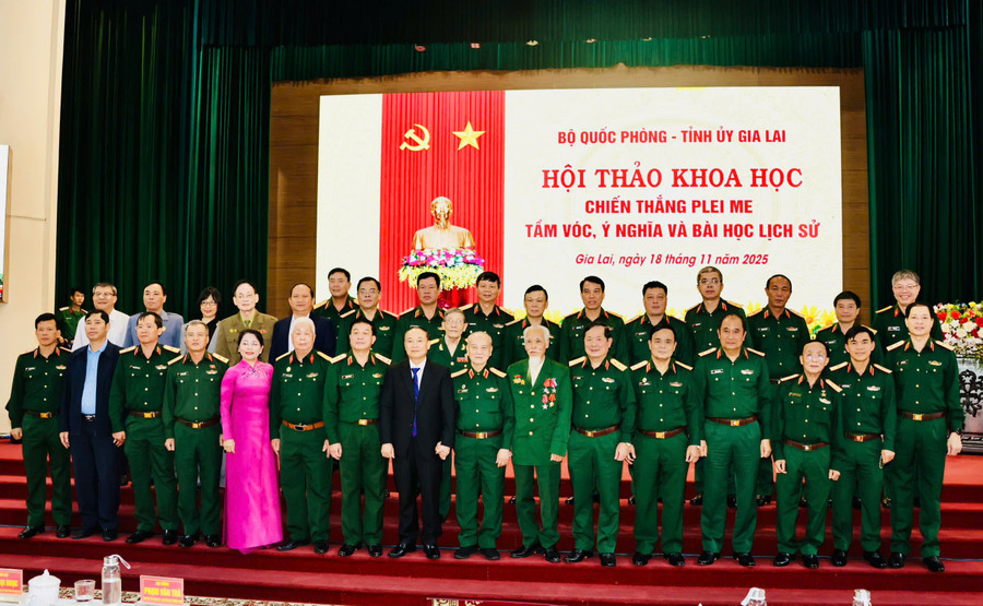 Các đồng chí nguyên lãnh đạo và lãnh đạo Đảng, Nhà nước, Quân đội, tỉnh Gia Lai chụp hình lưu niệm cùng các nhân chứng lịch sử, đại biểu dự hội thảo. Ảnh: P.D z7236029103084-47992246090e3057a805997ec4033eed.jpg