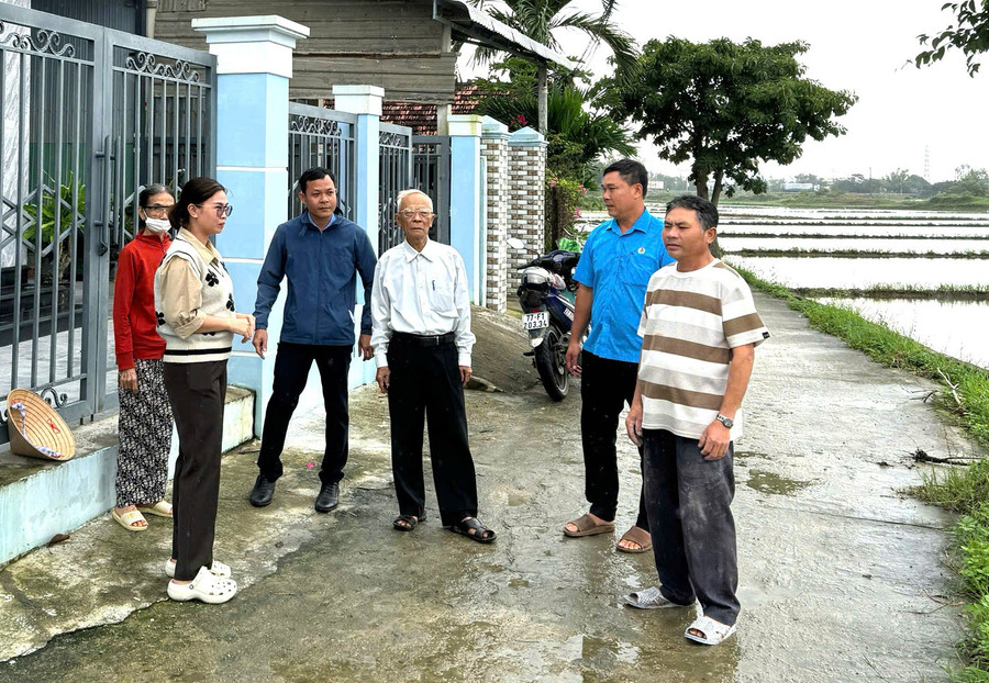 Chi bộ tổ dân phố An Ngãi vận động nhân dân chung sức, đồng lòng xây dựng tổ dân phố văn minh, an ninh, an toàn. Ảnh: N.H an-nhon-dong-doi-moi-phuong-thuc-lanh-dao-phat-huy-suc-dan.jpg