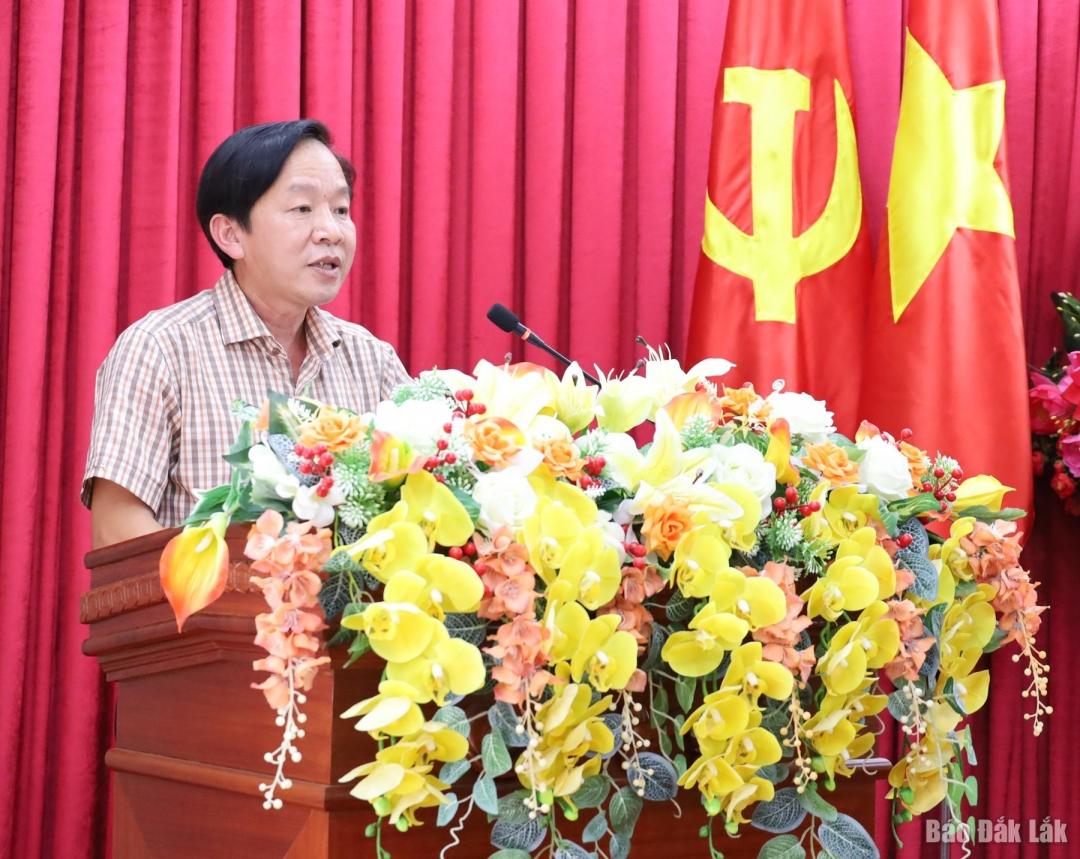 Phó Trưởng ban trực Ban Tổ chức Tỉnh ủy Lưu Vĩnh Hưng báo cáo tình hình công tác xây dựng tổ chức cơ sở đảng, phát triển đảng viên trên địa bàn tỉnh và công tác ứng dụng công nghệ thông tin, chuyển đổi số trong ngành Tổ chức xây dựng Đảng.