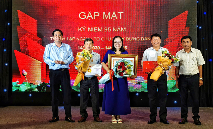 Ban Tổ chức Tỉnh ủy trao bằng khen của Thủ tướng Chính phủ và kỷ niệm chương cho các cá nhân. Ảnh: BTCTU phat-trien-dang.jpg