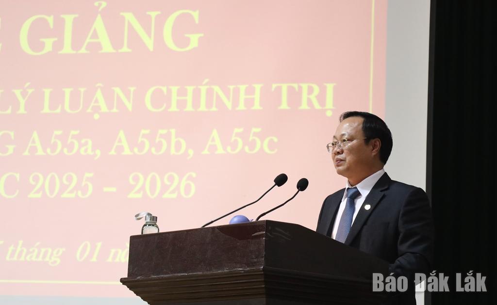 Tỉnh ủy vi&ecirc;n, Hiệu trưởng Trường Ch&iacute;nh trị tỉnh Huỳnh Chiến Thắng ph&aacute;t biểu tại buổi lễ.