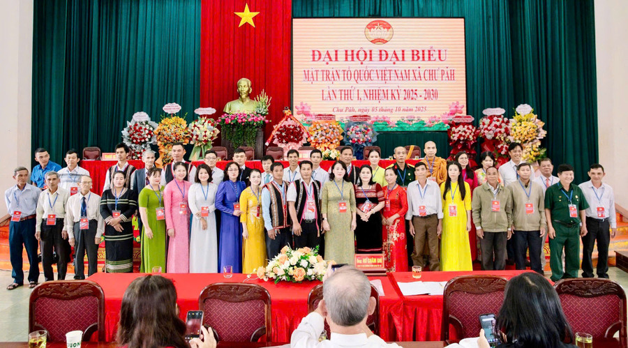 Các ủy viên Ủy ban MTTQ Việt Nam xã Chư Păh nhiệm kỳ 2025-2030 ra mắt Đại hội. Ảnh: P.D