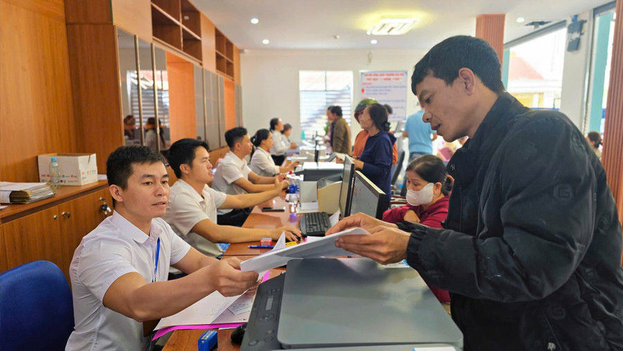 Công chức Trung tâm Phục vụ hành chính công phường Hội Phú giải quyết hồ sơ thủ tục hành chính cho người dân. Ảnh: Bá Bính z7045274299635-16a2dbb2b232aa2d7625dc43e5099273.jpg