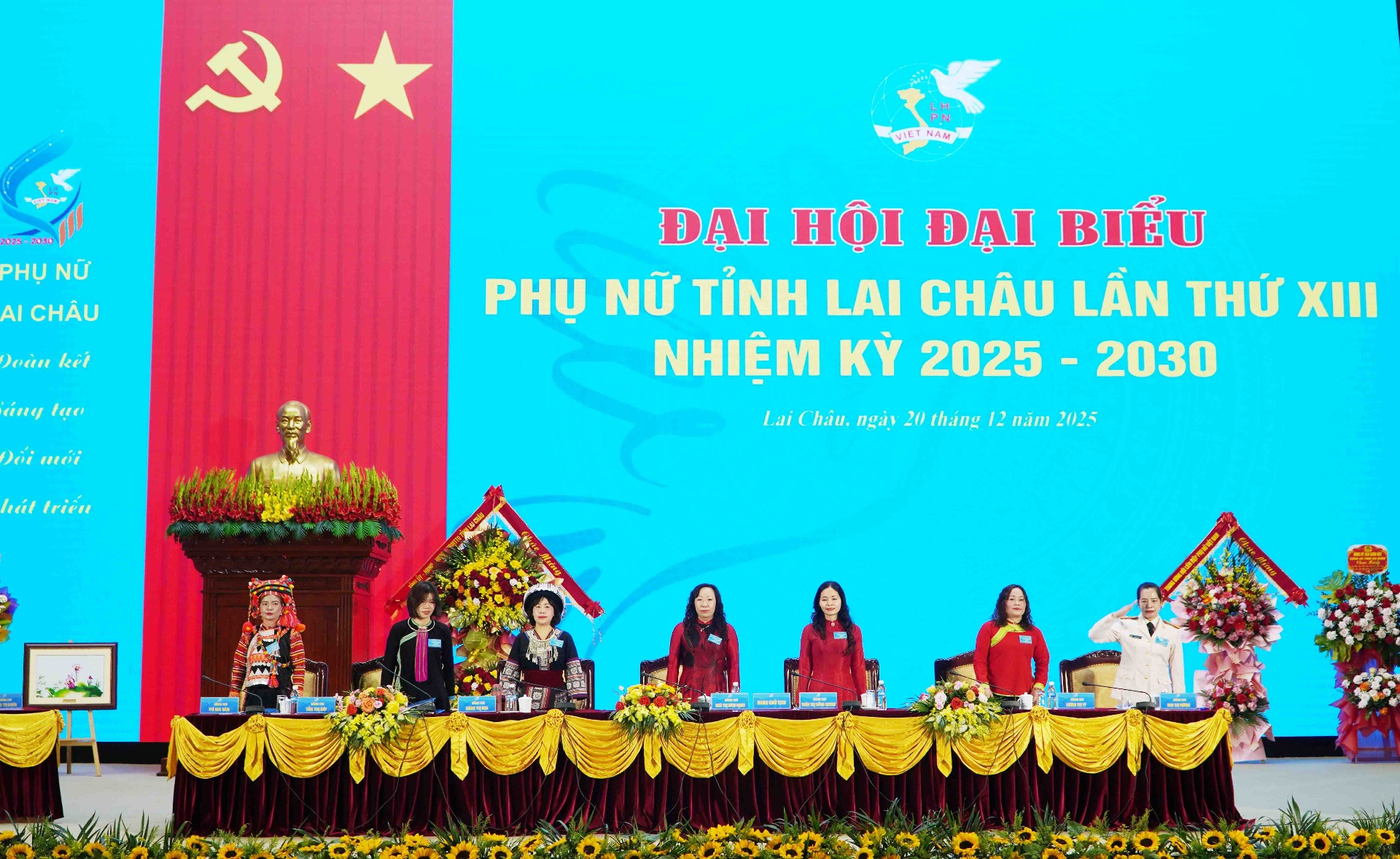 Đo&agrave;n chủ tịch điều h&agrave;nh đại hội.