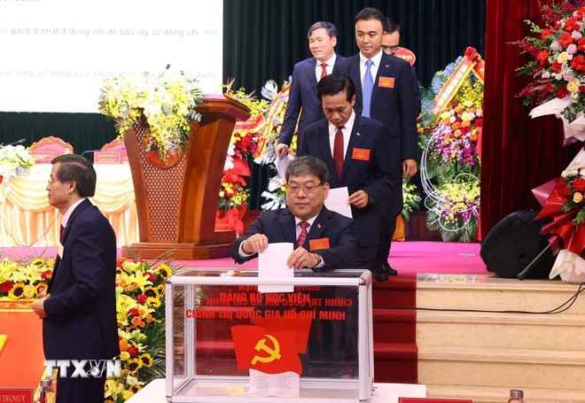 Các đại biểu bỏ phiếu bầu BCH Đảng bộ Học viện Chính trị quốc gia Hồ Chí Minh nhiệm kỳ 2025 – 2030. (Ảnh: Văn Điệp/TTXVN)