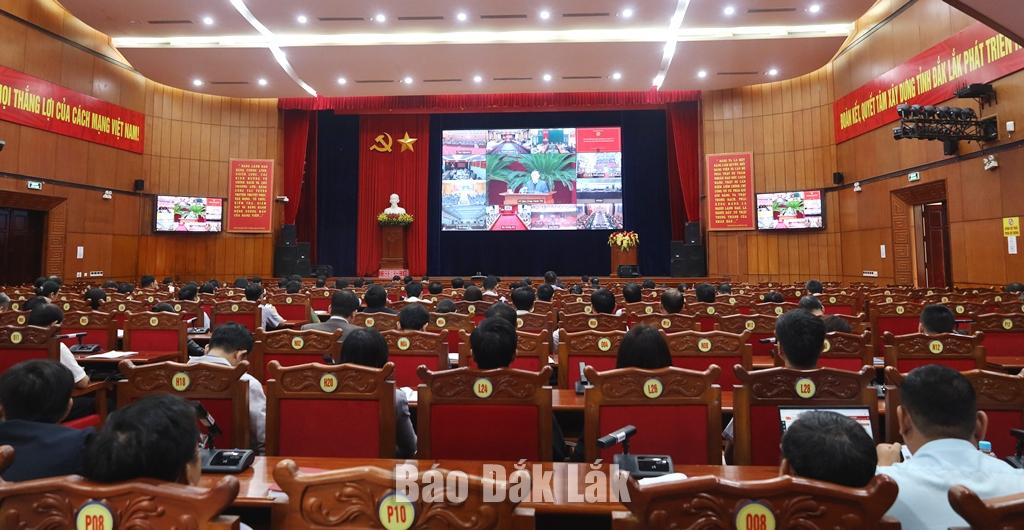 Đại biểu điểm cầu tỉnh Đắk Lắk theo dõi hội nghị trực tuyến tổng kết công tác kiểm tra, giám sát và thi hành kỷ luật Đảng nhiệm kỳ Đại hội XIII.