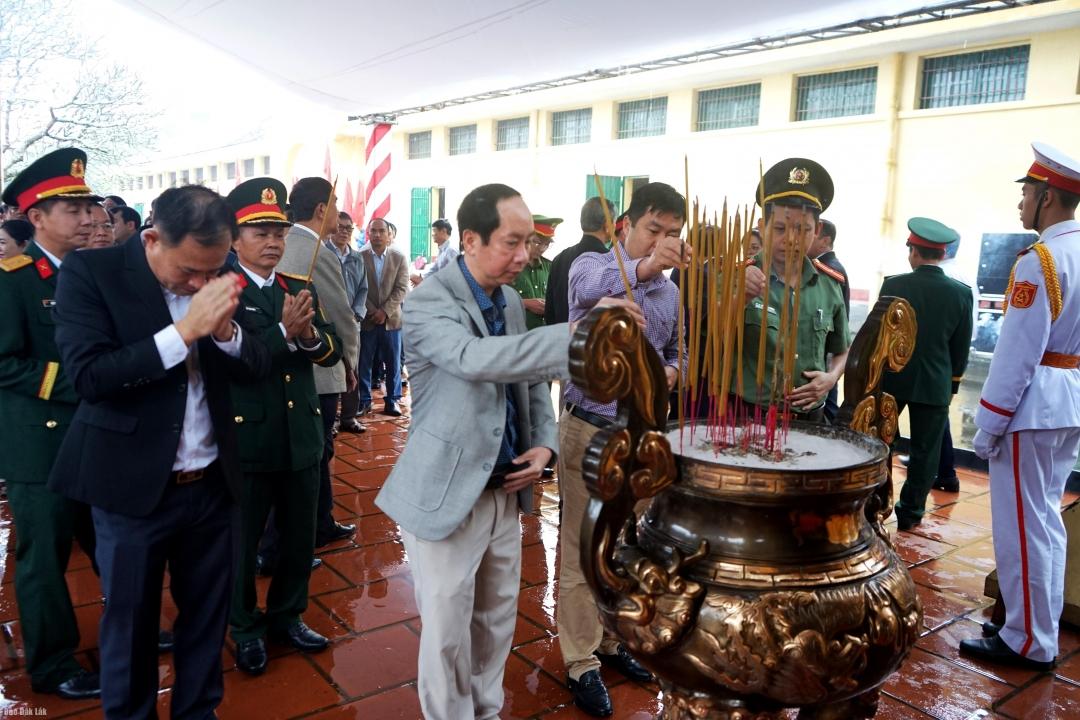 Đại biểu dâng hương tưởng nhớ các anh hùng đã hy sinh vì sự nghiệp giải phóng dân tộc