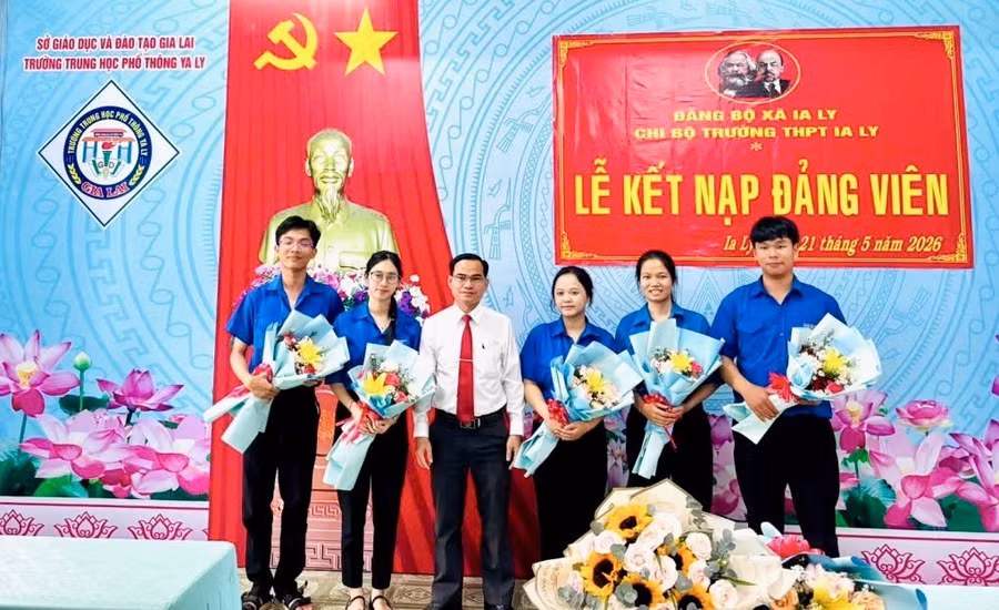 THPT Ya Ly tổ chức lễ kết nạp Đảng cho các đoàn viên ưu tú. Ảnh: ĐVCC nhung-dang-vien-tuoi-18.jpg