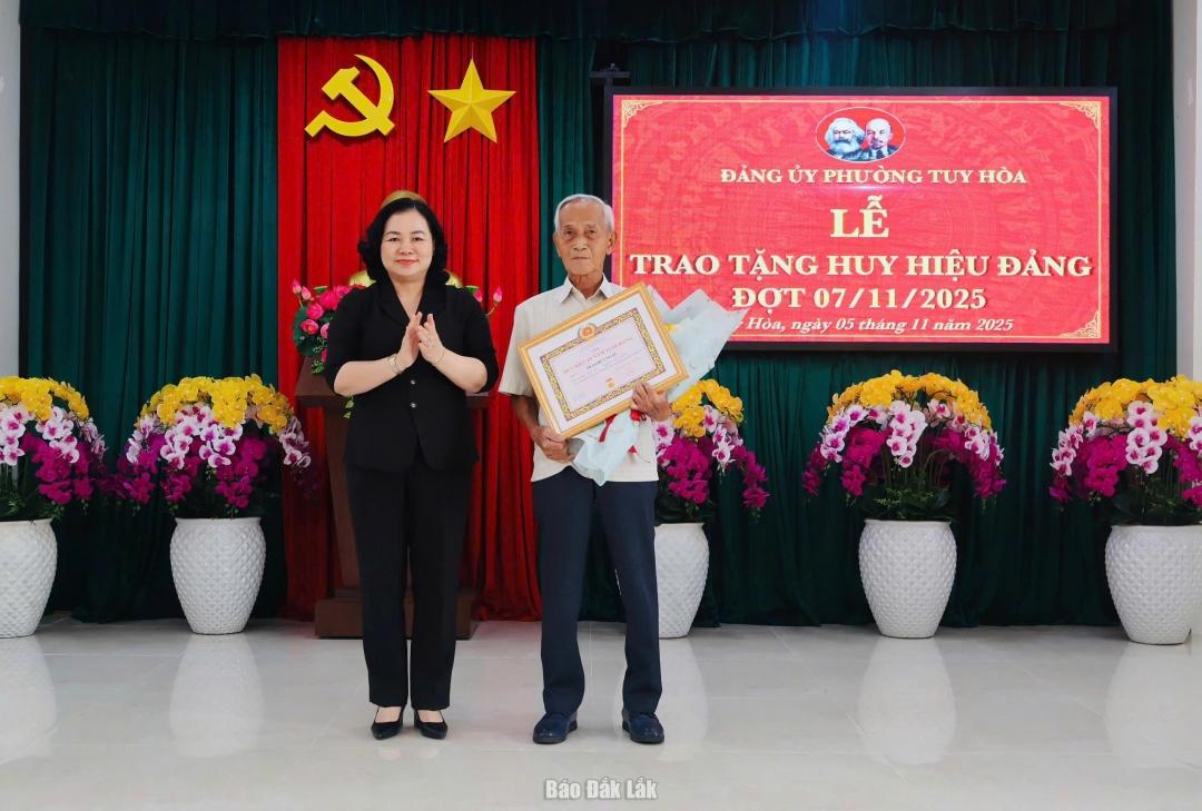 Đồng chí Đào Bảo Minh trao Huy hiệu 60 tuổi Đảng cho đảng viên Nguyễn Thị Miên.