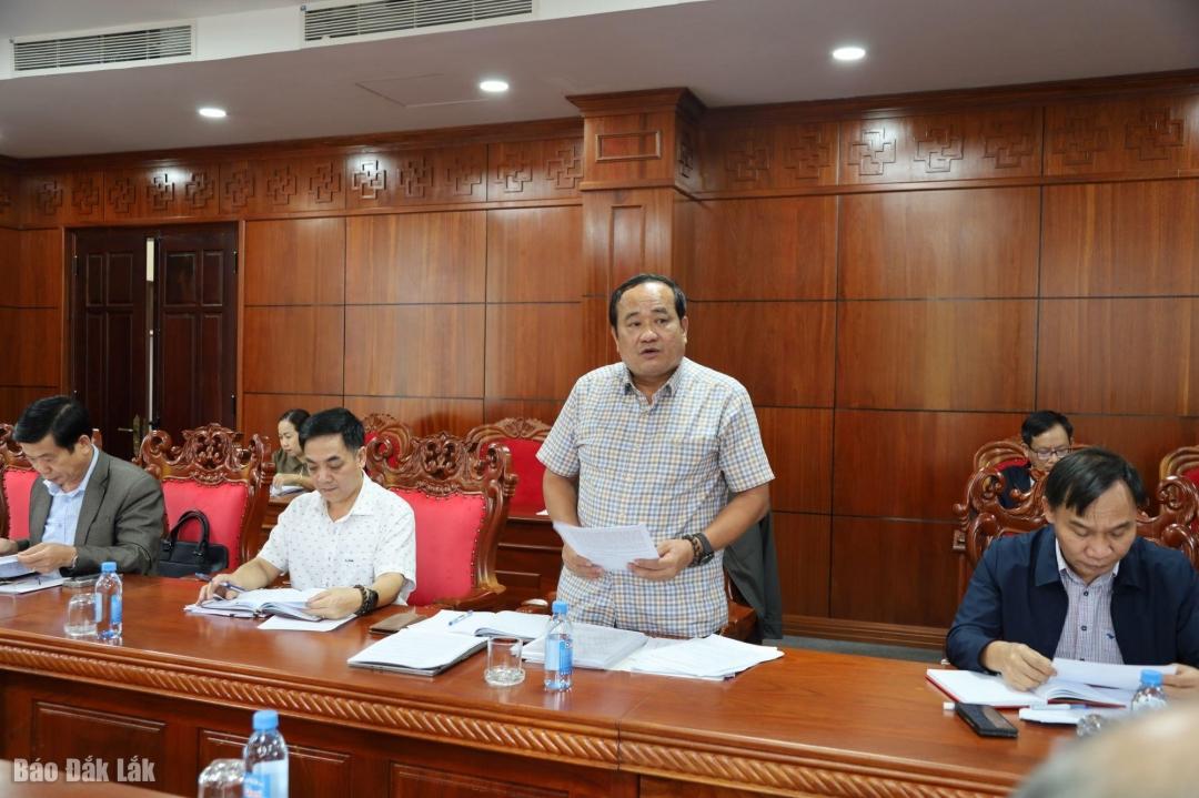 Phó Trưởng Ban Nội chính Tỉnh ủy báo cáo một số thông tin tại cuộc họp.