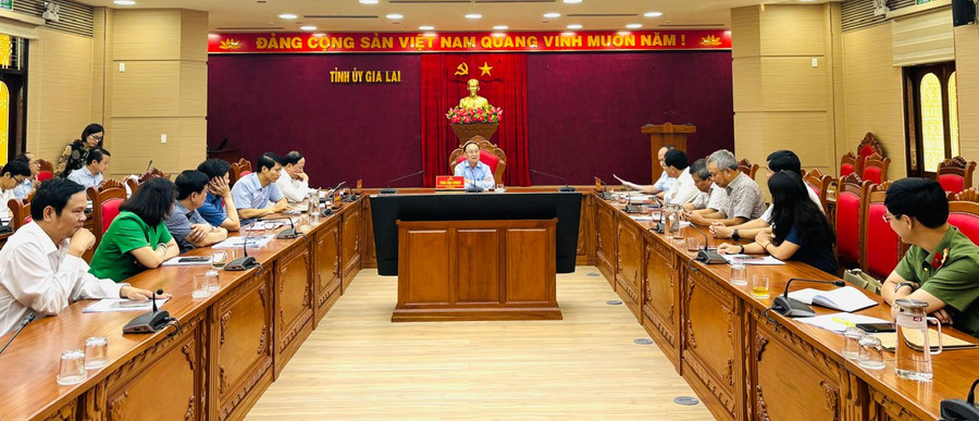 Đồng chí Thái Đại Ngọc-Ủy viên Trung ương Đảng, Bí thư Tỉnh ủy chủ trì cuộc họp Ban Chỉ đạo bầu cử ĐBQH khoá XVI và bầu cử đại biểu HĐND các cấp tỉnh Gia Lai nhiệm kỳ 2026-2031, ngày 4-11. Ảnh: Hồng Thương