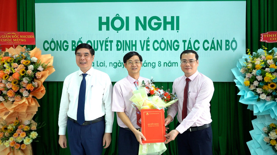 Phó Chủ tịch UBND tỉnh Lâm Hải Giang và Phó Tổng Giám đốc Ngân hàng chính sách xã hội Đoàn Trung Thành trao hoa và quyết định cho ông Nguyễn Minh Hướng. Ảnh: Việt Hùng hinh-1-pho-chu-tich-ubnd-tinh-lam-hai-giang-va-pho-tong-giam-doc-ngan-hang-chinh-sach-xa-hoi-doan-trung-thanh-da-trao-hoa-va-quyet-dinh-cho-ong-nguyen-minh-huong.jpg