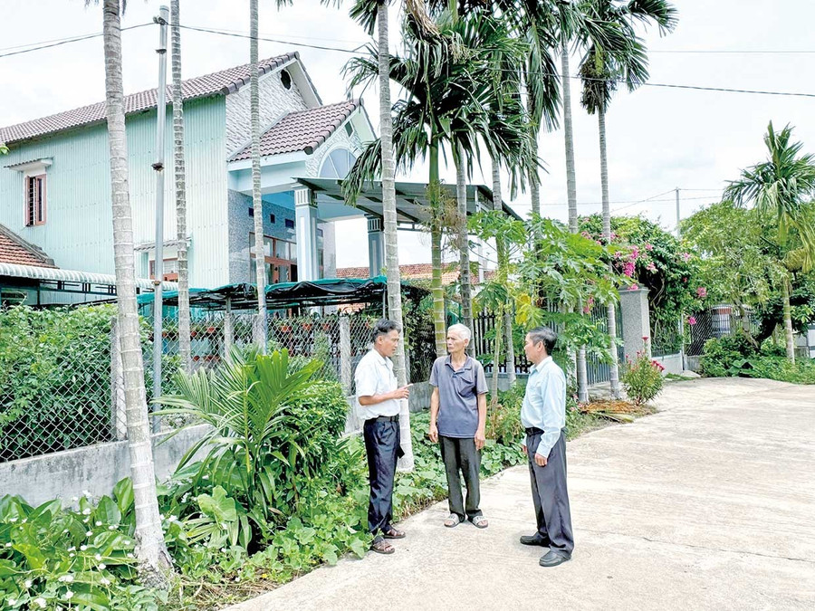 Bí thư Chi bộ tổ dân phố Thọ Lộc 1 (phường An Nhơn Nam) Phan Châu Tuấn (bìa trái) vận động nhân dân chung tay xây dựng khu phố văn minh, an ninh, an toàn. Ảnh: N.Q Bí thư Chi bộ tổ dân phố Thọ Lộc 1 (phường An Nhơn Nam) Phan Châu Tuấn (bìa trái) vận động nhân dân chung tay xây dựng khu phố văn minh, an ninh, an toàn. Ảnh: N.Q