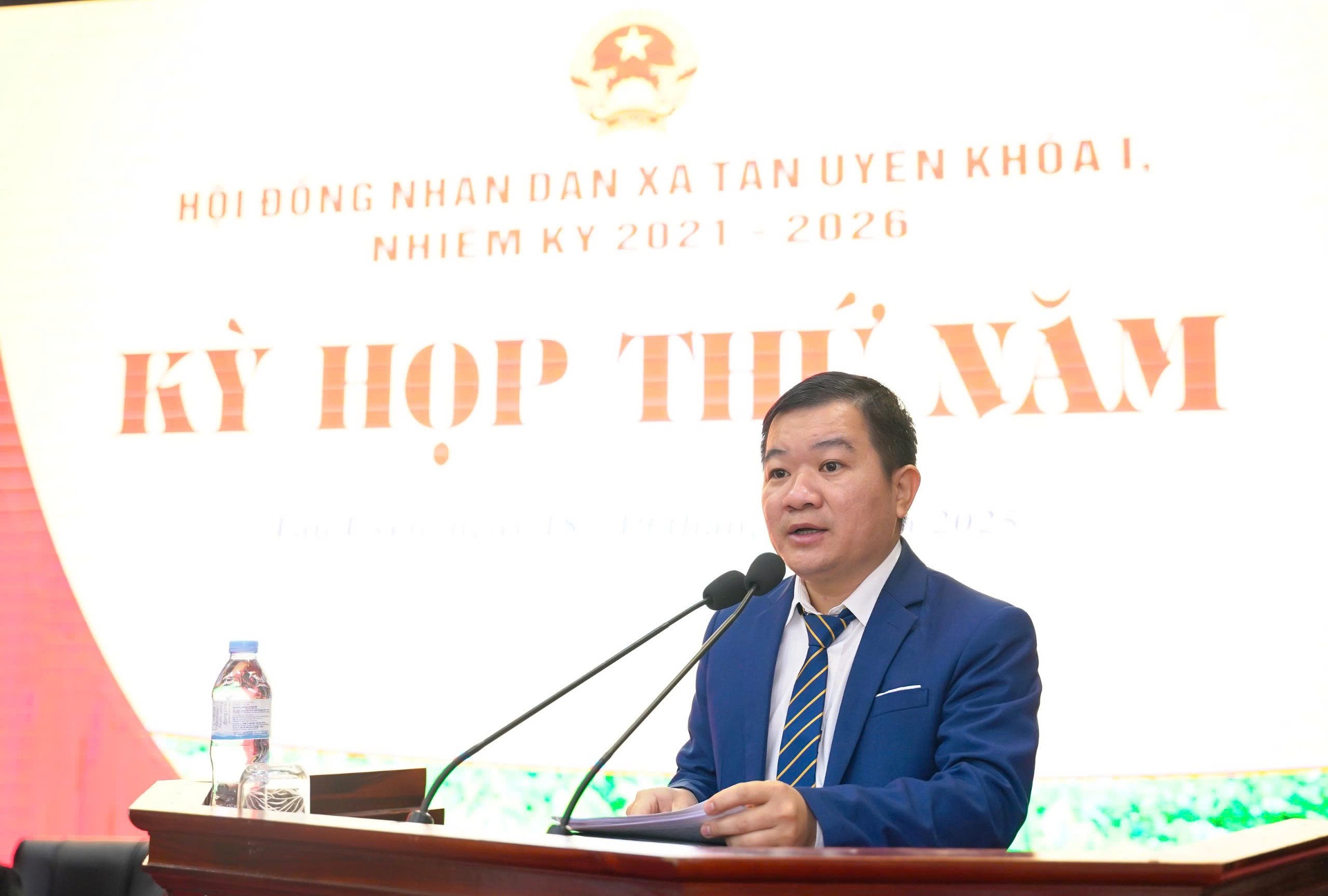 Đồng chí Chu Văn Thanh -  Chủ tịch UBND xã Tân Uyên trình bày báo cáo phát triển kinh tế - xã hội, đảm bảo quốc phòng  - an ninh năm 2025, kế hoạch năm 2026.