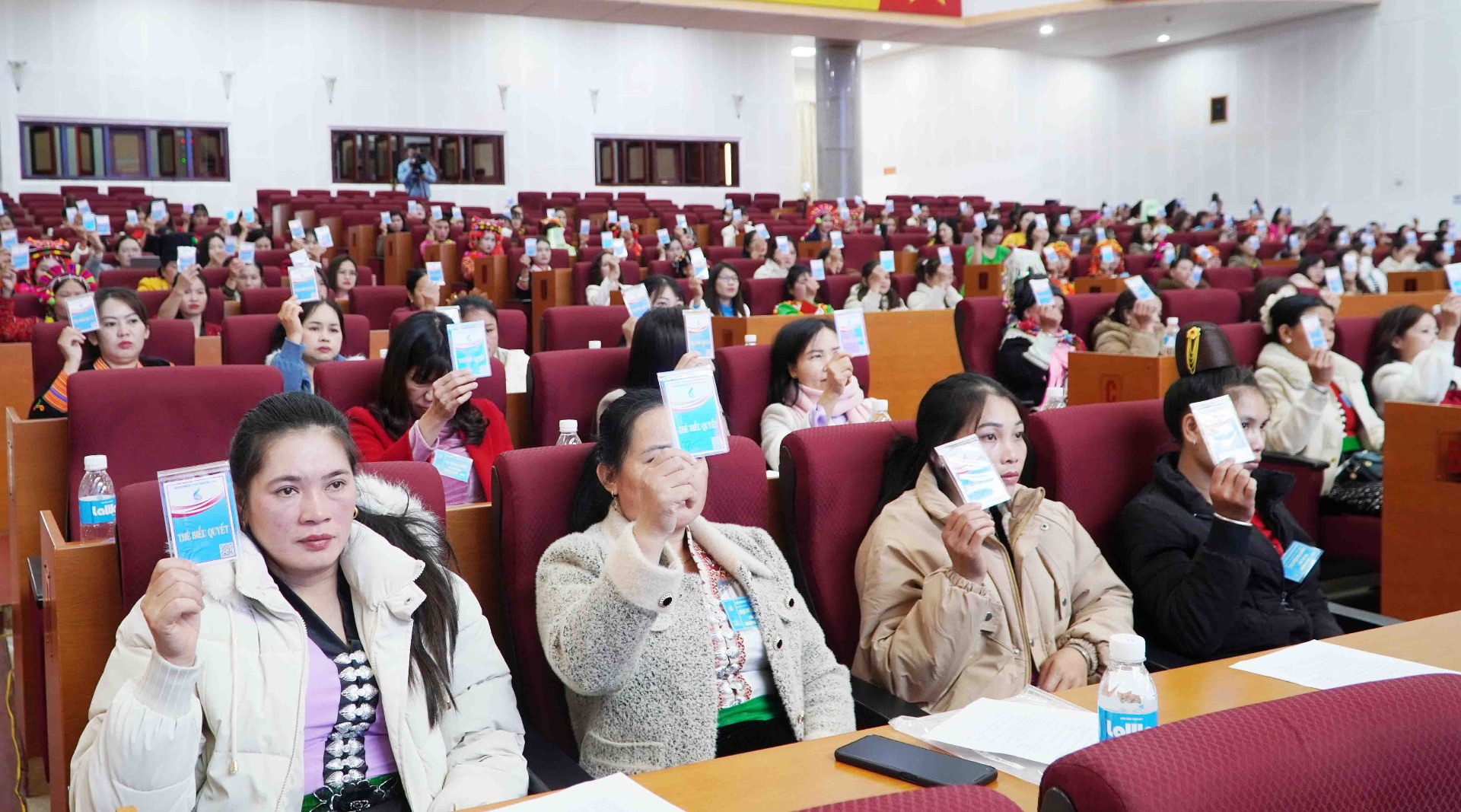 C&aacute;c đại biểu biểu quyết bầu Ban chấp h&agrave;nh Hội Li&ecirc;n hiệp Phụ nữ tỉnh Lai Ch&acirc;u kh&oacute;a XIII.