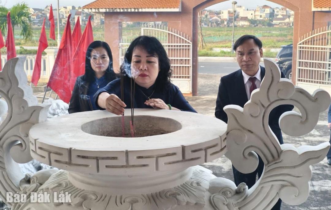 C&aacute;c đại biểu d&acirc;ng hương tại Đền thờ Liệt sĩ khu vực ph&iacute;a Đ&ocirc;ng.