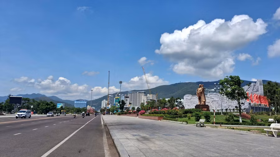 Quảng trường Nguyễn Tất Thành ở phường Quy Nhơn, tỉnh Gia Lai. Ảnh: Mai Lâm theo-dau-chan-nguoi.jpg