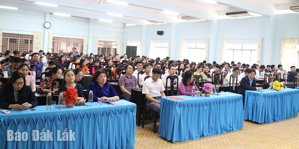 C&aacute;c đại biểu v&agrave; học vi&ecirc;n tham dự buổi lễ.