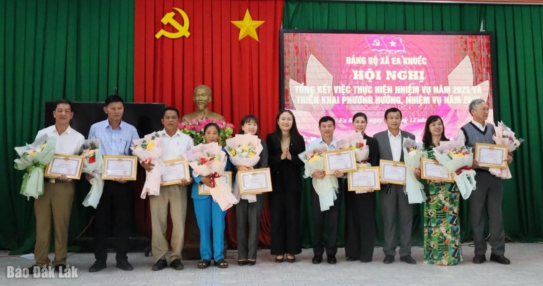 Đảng ủy x&atilde; Ea Knuếc đ&atilde; trao Giấy khen cho c&aacute;c tập thể v&agrave; c&aacute; nh&acirc;n ho&agrave;n th&agrave;nh xuất sắc nhiệm vụ năm 2025.