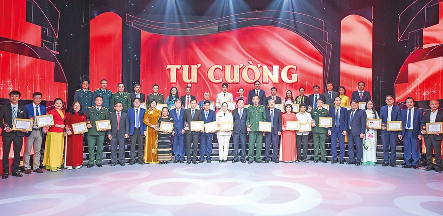 Tỉnh Gia Lai có 3 điển hình tiêu biểu trong học tập và làm theo tư tưởng, đạo đức, phong cách Hồ Chí Minh khu vực miền Trung và Tây Nguyên năm 2025. Ảnh: ĐVCC Các điển hình tiêu biểu được tôn vinh tại chương trình
