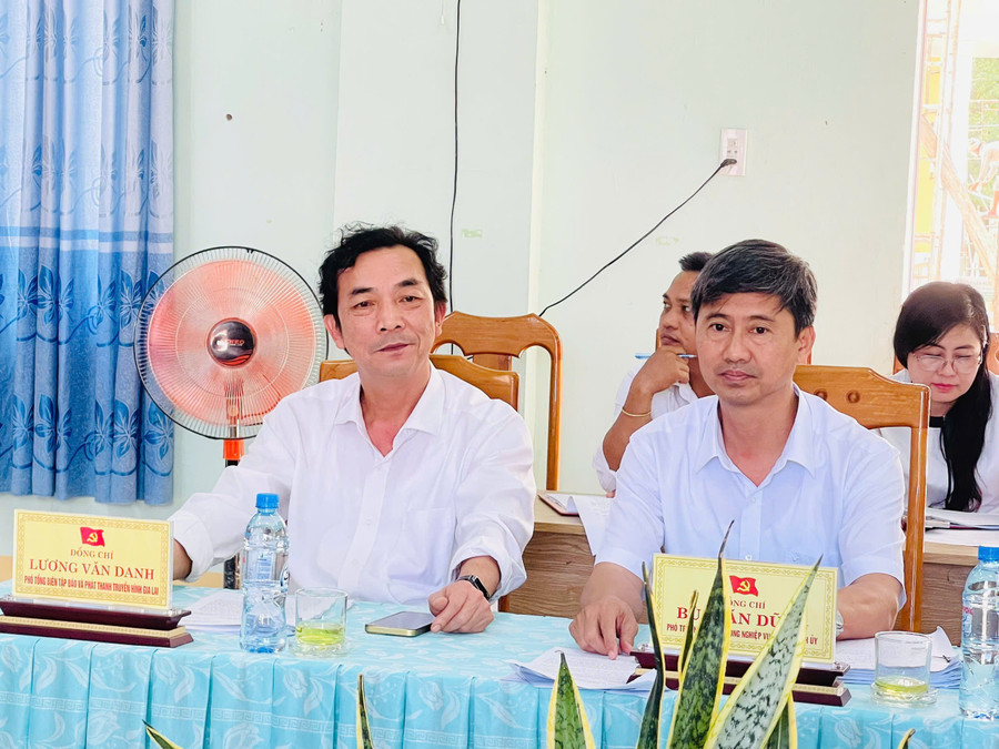 Đồng chí Bùi Văn Dũng (bìa phải, Phó Trưởng phòng nghiệp vụ 1-Ủy ban Kiểm tra Tỉnh ủy) và đồng chí Lương Văn Danh (Phó Tổng Biên tập Báo và phát thanh, truyền hình Gia Lai) được phân công phụ trách xã tham dự hội nghị. Ảnh: Vũ Chi gen-h-z7318513555215-4414ccee48eefeb6a405b60eba21aaaf.jpg