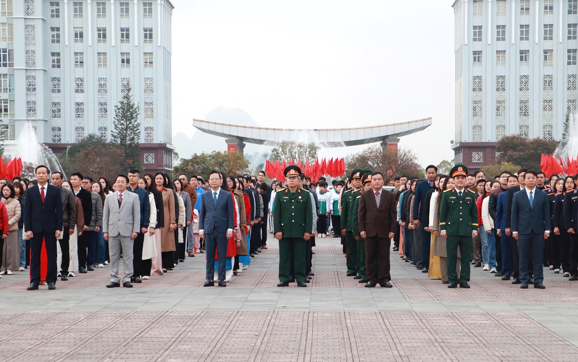 C&aacute;c đồng ch&iacute; l&atilde;nh đạo tỉnh tham dự Lễ Ch&agrave;o cờ.