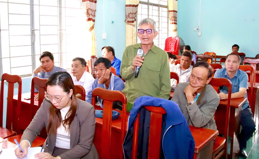 Với tinh thần cởi mở, thẳng thắn, người dân xã Ia Hiao đã phản ánh nhiều vấn đề tại buổi đối thoại. Ảnh: ĐVCC doi-thoai-2.jpg