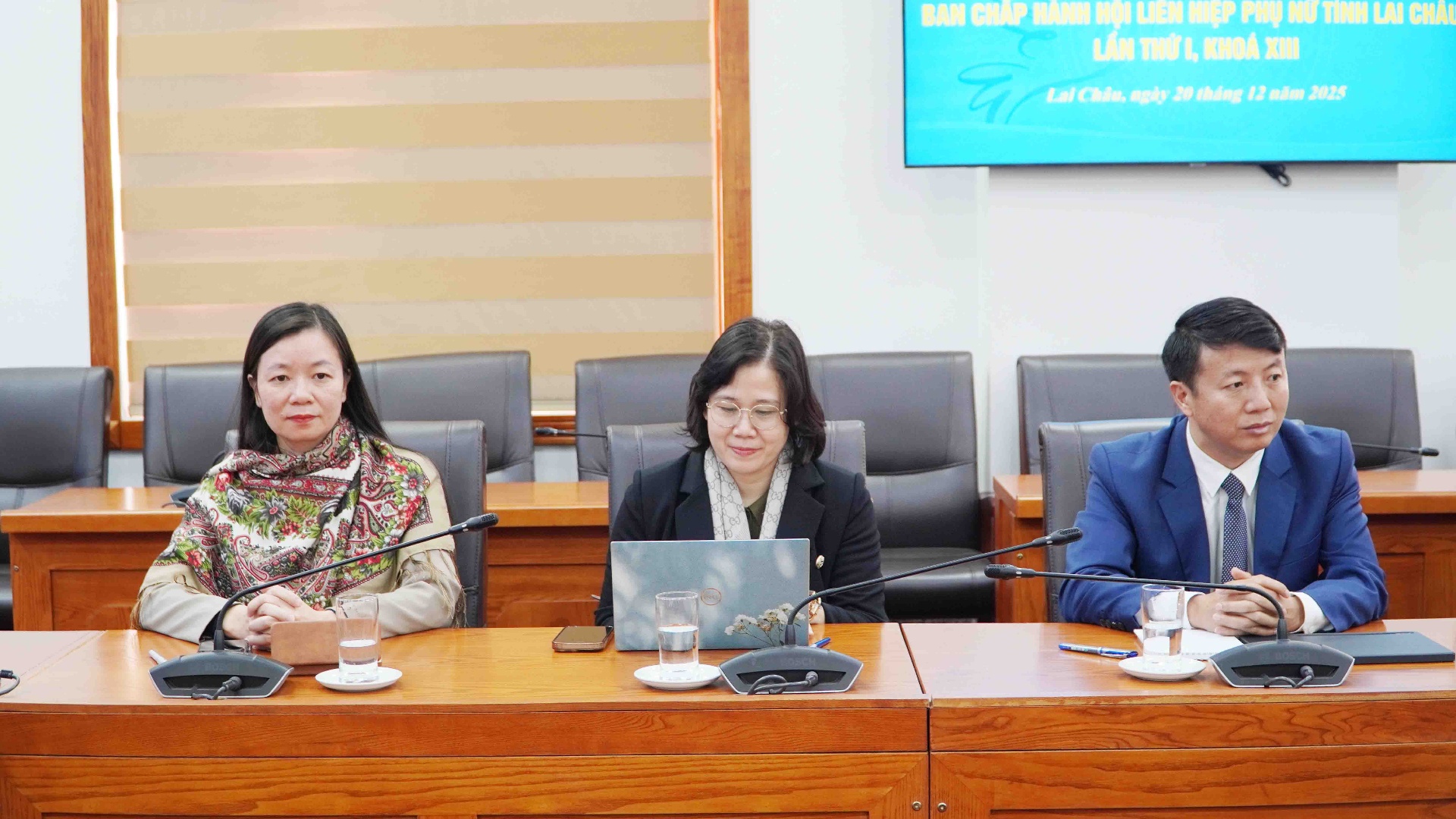 Đồng ch&iacute; Nguyễn Thị Thu Hiền - Ph&oacute; Chủ tịch Hội Li&ecirc;n hiệp Phụ nữ Việt Nam v&agrave; c&aacute;c đại biểu dụ hội nghị.