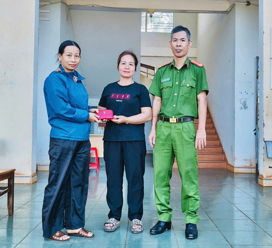 Chị Đinh Thị Sáu (ở giữa) nhận lại tài sản của mình sau khi bị đánh rơi. Ảnh: ĐVCC z7321716617425-d6618a05bf78cea7b05d61c379056dc9.jpg