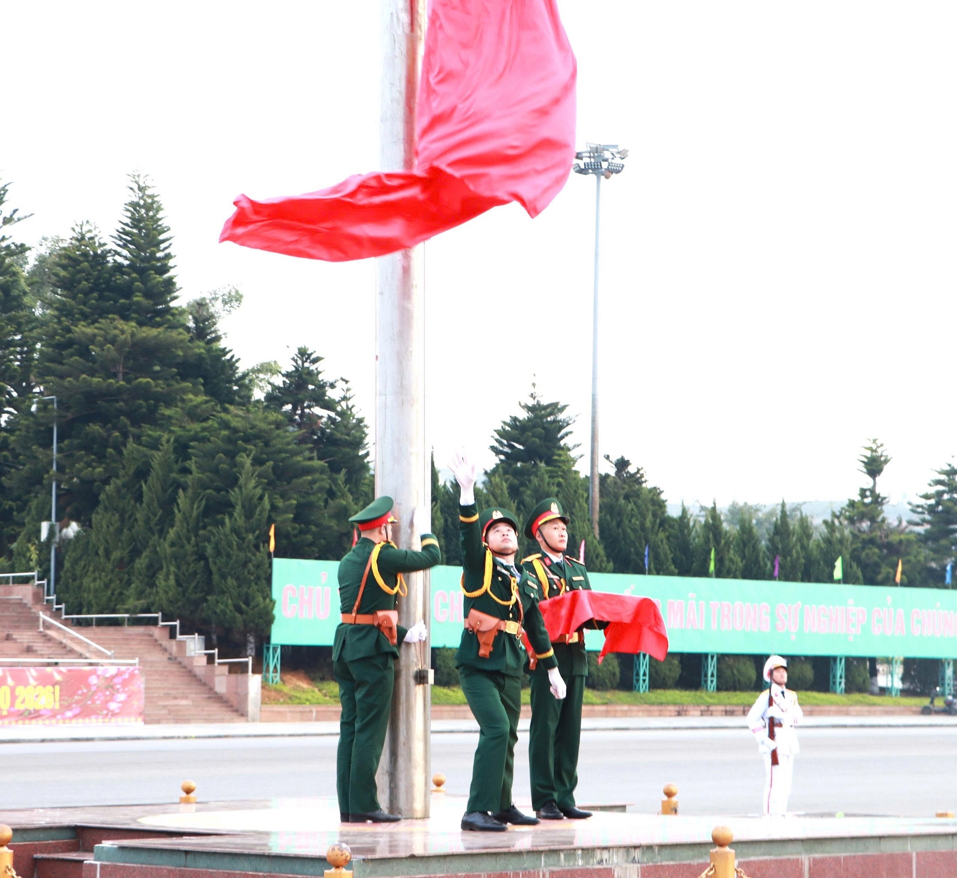 Tổ quốc kỳ thực hiện nghi thức thượng cờ. 