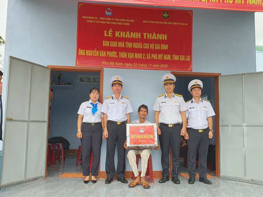 Công ty cổ phần Tân Cảng miền Trung trao quà cho ông Nguyễn Văn Phước. Ảnh: Kim Hường h2.jpg